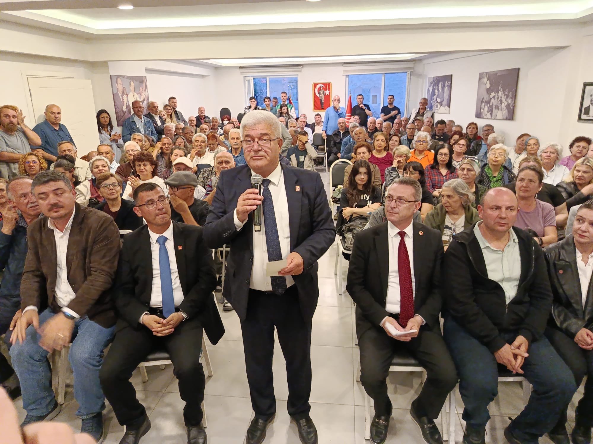 Ankara Bölge Adliye Mahkemesi’nin CHP kurultayını geçersiz sayma kararına tepki gösteren CHP Edirne İl Başkanlığı, kentteki demokratik kitle örgütleri ve sendikaların desteğiyle basın açıklaması yaptı.